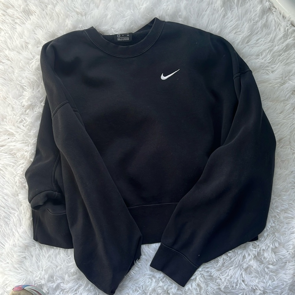 Black Nike crewneck